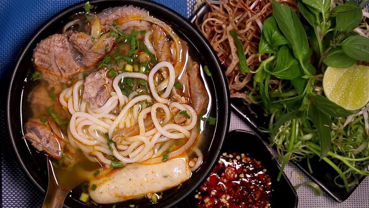 Cách nấu bún bò Huế với viên gia vị Cách nấu bún bò Huế với viên gia vị