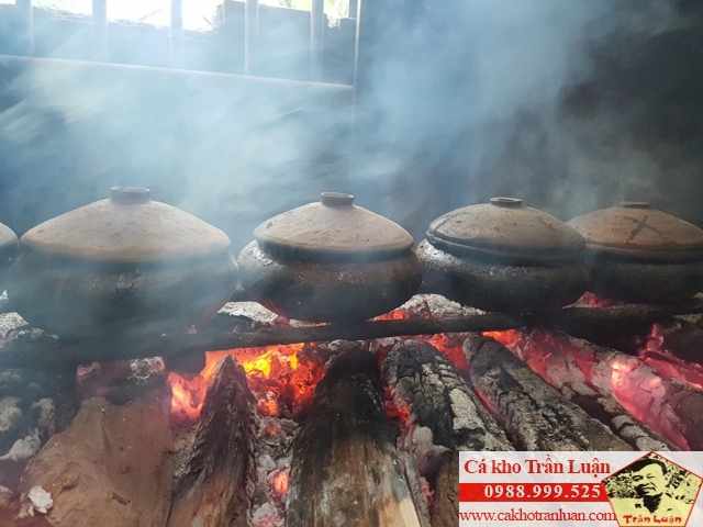 Cá kho làng Vũ Đại kho trên bếp lửa