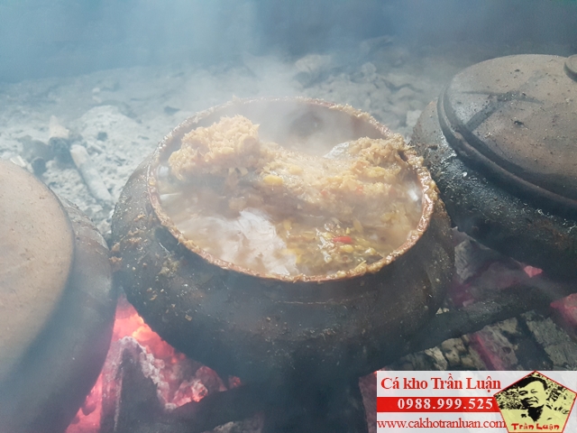 Niêu cá kho làng Vũ Đại 3.5kg trên bếp lửa