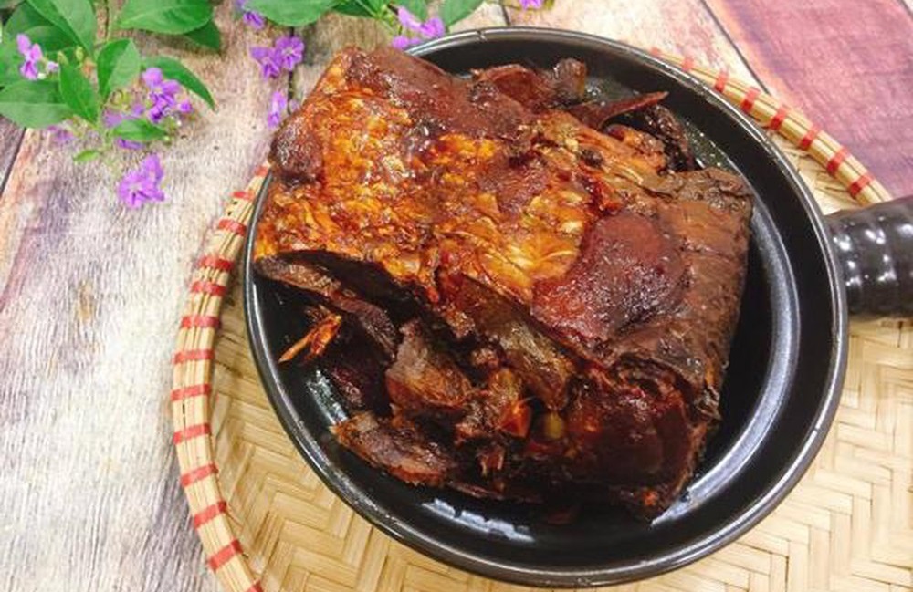 Phụ nữ sau sinh có ăn được cá kho riềng không?